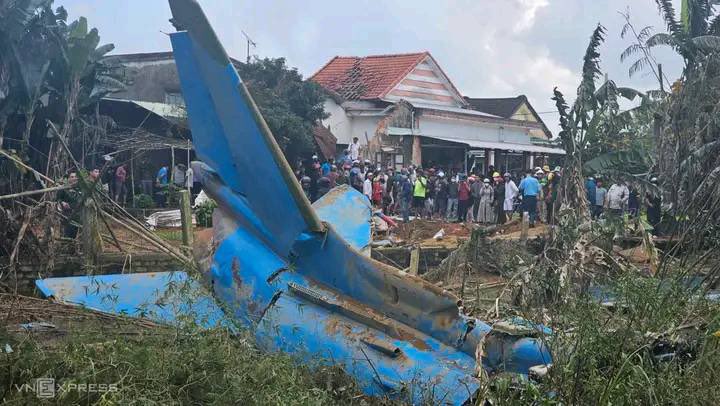 Twin seat Vietnam People’s Air Force Su-22UM crashed in Quang Nam Province, south of their base in Da Nang. Both crew ejected safely. Photos from witnesses on site
