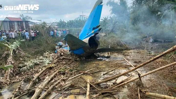 Twin seat Vietnam People’s Air Force Su-22UM crashed in Quang Nam Province, south of their base in Da Nang. Both crew ejected safely. Photos from witnesses on site